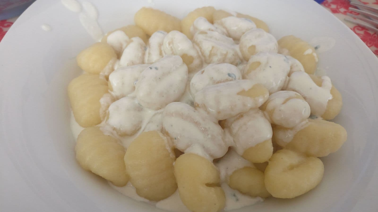 Ñoquis con salsa Roquefort