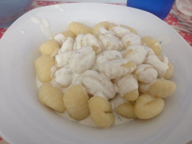 Ñoquis con salsa Roquefort
