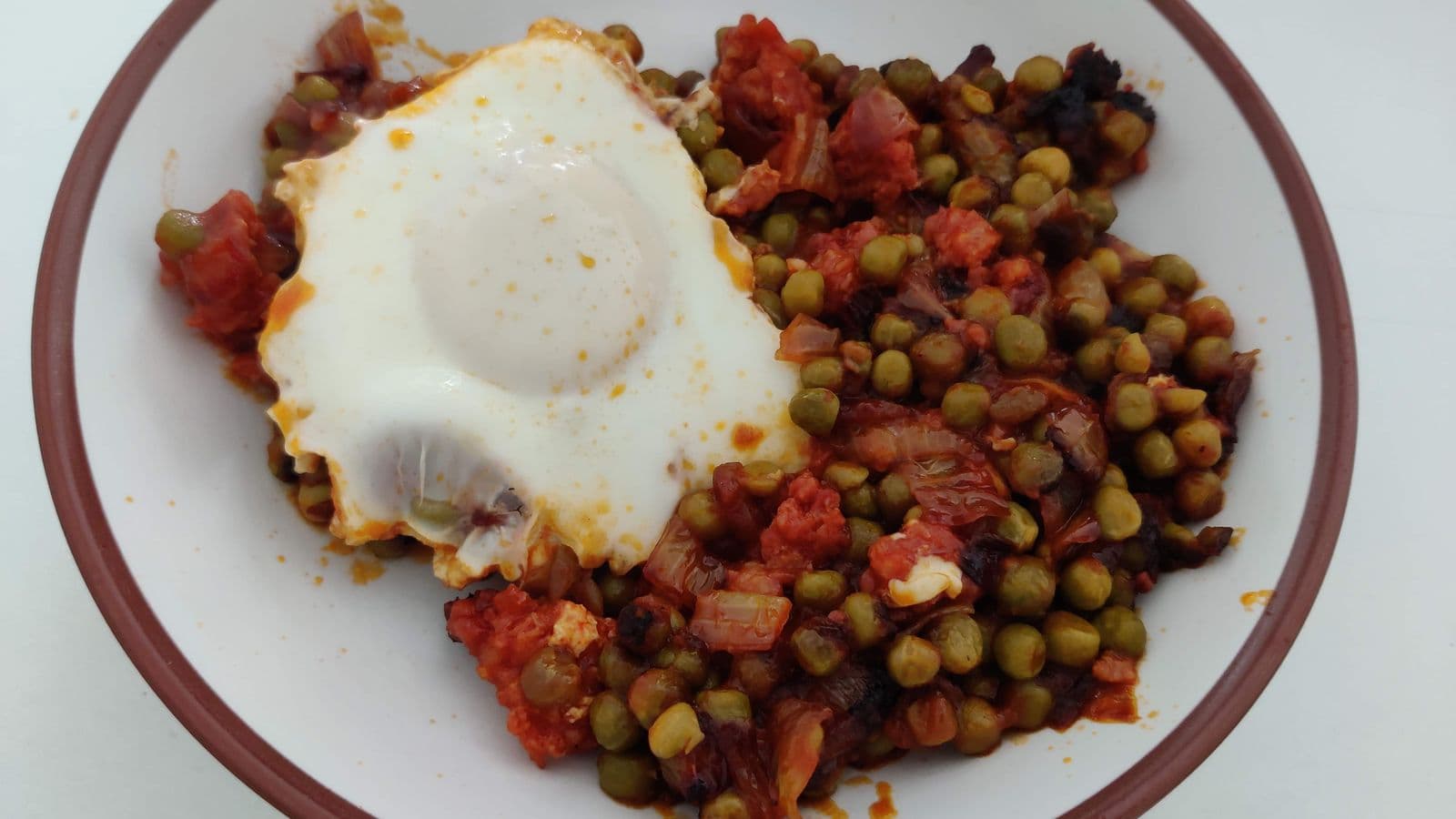 Huevos escalfados con guisantes