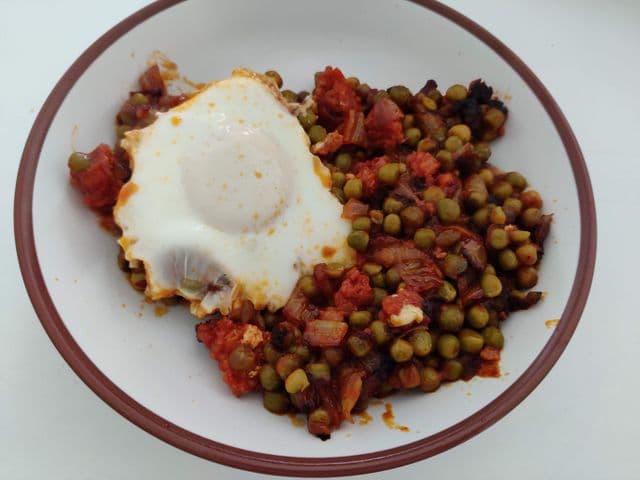 Huevos escalfados con guisantes
